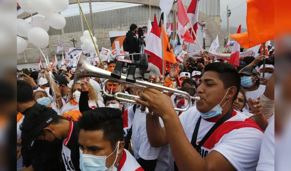 Simpatizantes de Fuerza Popular estarán presentes en disertación de candidata Keiko Fujimori en exteriores de penal Santa Mónica. Foto: Carlos Félix/La República Simpatizantes de Fuerza Popular estarán presentes en disertación de candidata Keiko Fujimori en exteriores de penal Santa Mónica. Foto: Carlos Félix/La República