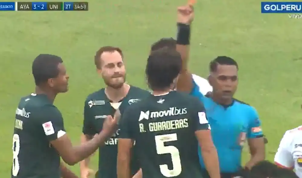 Hernán Novick salió del partido por enfrentamiento ante Sosa. Foto: captura Gol Perú Hernán Novick salió del partido por enfrentamiento ante Sosa. Foto: captura Gol Perú