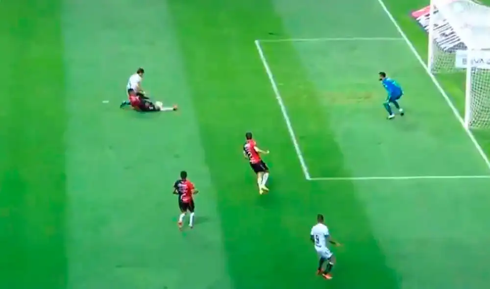 El defensor peruano terminó por meter un gol en propia puerta ante Puebla por los cuartos de final de Liga MX. Foto: captura TUDN