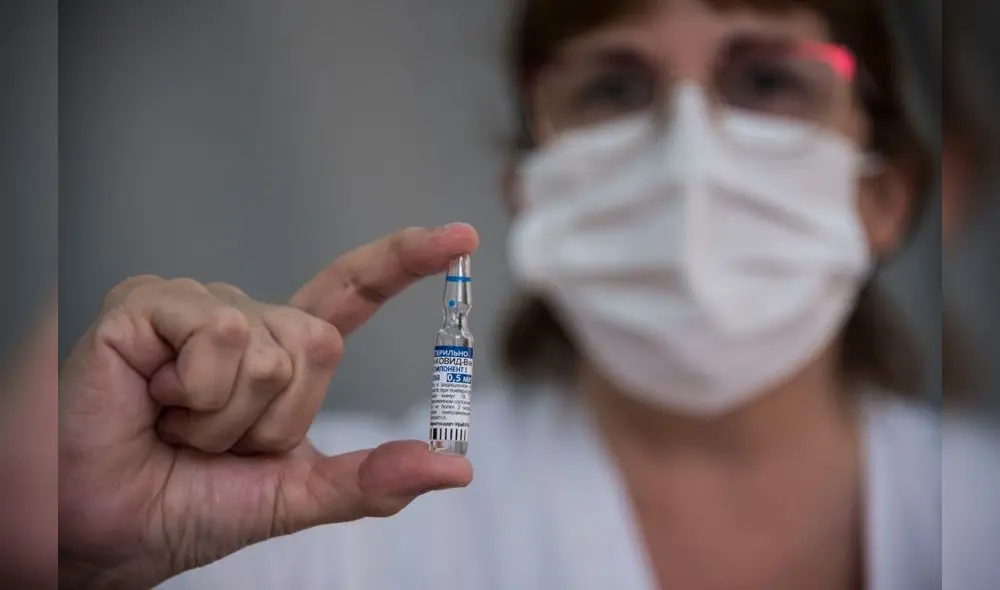 En abril comenzó la producción de la vacuna Sputnik en Argentina. Foto: AFP.