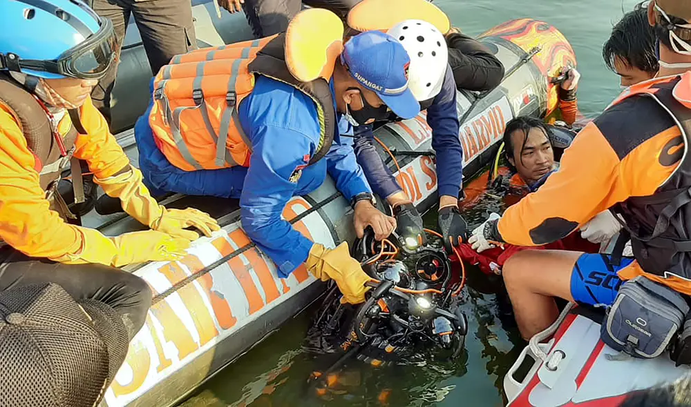 Autoridades indicaron que un menor de trece años estaba al mando del timón del navío. Foto: Agencia Nacional de Búsqueda y Rescate (Basarnas) Autoridades indicaron que un menor de trece años estaba al mando del timón del navío. Foto: Agencia Nacional de Búsqueda y Rescate (Basarnas)