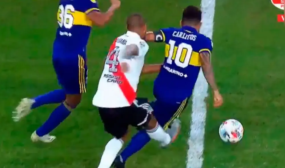 Jonathan Maidana pateó la rodilla de Tevez en el superclásico. Foto: captura/Fox Sports