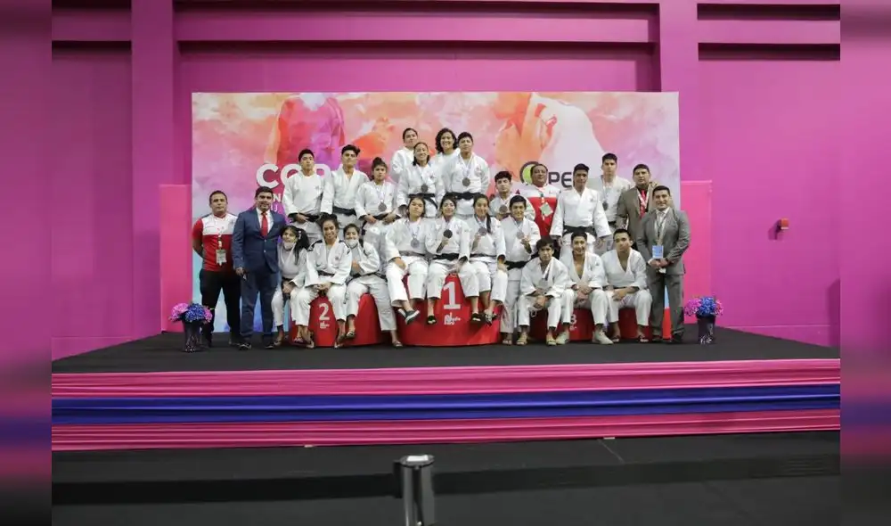 La delegación peruana posa con las medallas obtenidas. Foto: IPD