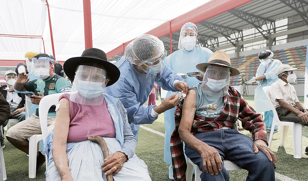 Una luz de esperanza. Los peruanos que tienen más de 80 años tienen algún grado de seguridad tras recibir la vacuna. Pero igual no deben bajar la guardia. Foto: Antonio Melgarejo / La República Una luz de esperanza. Los peruanos que tienen más de 80 años tienen algún grado de seguridad tras recibir la vacuna. Pero igual no deben bajar la guardia. Foto: Antonio Melgarejo / La República
