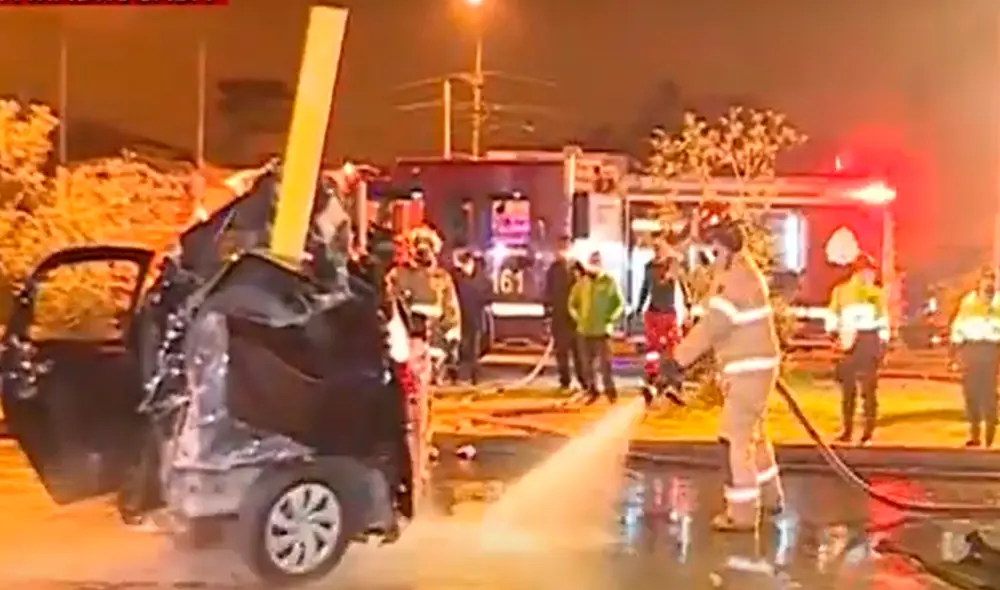 Bomberos tuvieron ardua labor intentando retirar la estructura metálica del auto. Foto: captura Panamericana