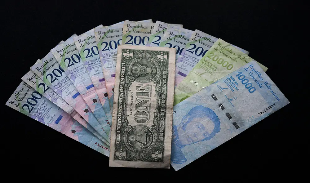 En Venezuela han cambiado los bolívares en varias ocasiones durante el mandato de Maduro, pero ha continuado el uso masivo del dólar. Foto: AFP