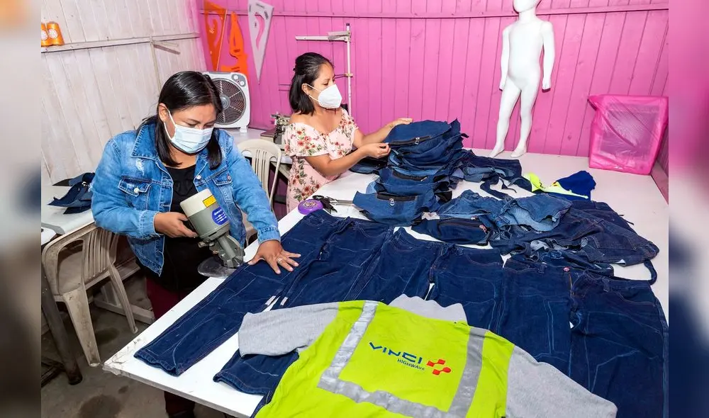 Ana Melva, fundadora de Mujeres de Mi Barrio, convierte prendas en desuso en canguros y neceseres. Foto. Difusión.