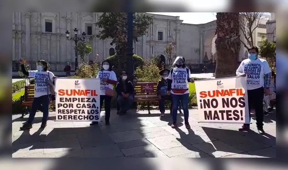 Se apostaron en la Plaza de Armas de Arequipa para alzar su voz de protesta.  Foto: captura video radio Yaravi