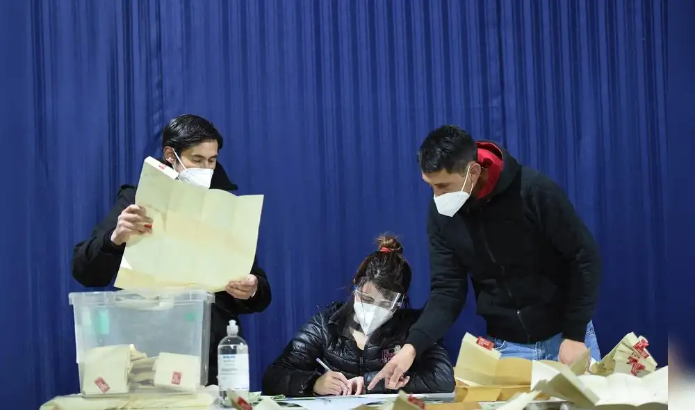 Un miembro de mesa cuenta los votos en un colegio electoral durante las elecciones para elegir alcaldes, concejales y una comisión para reescribir la constitución. Foto: AFP