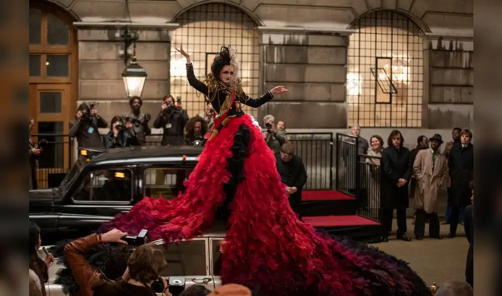 Emma Stone con uno de sus fastuosos vestidos en la película (Foto: Disney)