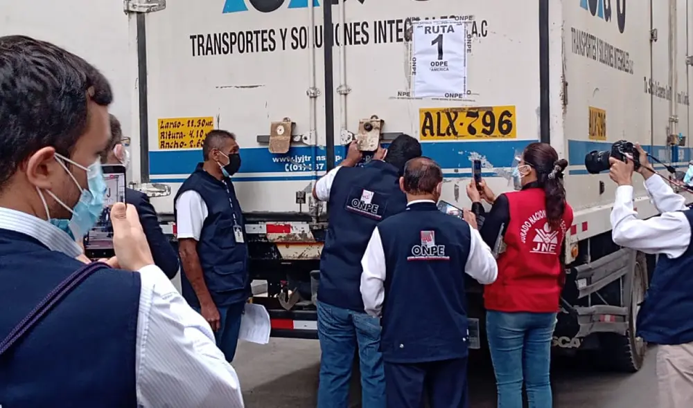 Trabajadores del JNE y ONPE verificaron que no exista ninguna irregularidad en el traslado del material electoral. Foto: JNE Trabajadores del JNE y ONPE verificaron que no exista ninguna irregularidad en el traslado del material electoral. Foto: JNE