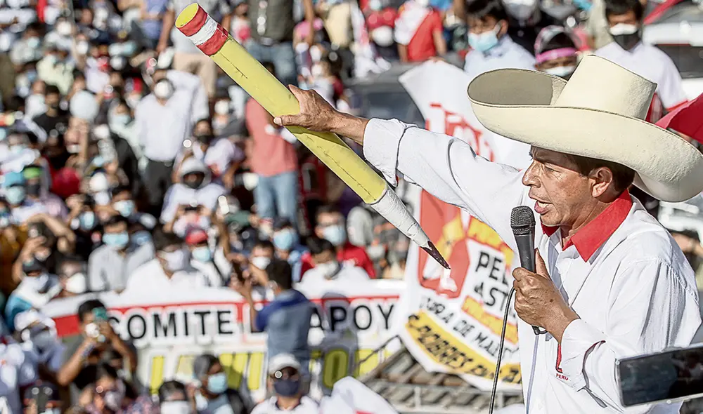 En un mitin. No es casual que Castillo pida revisar decisiones de la Sunedu ni que estudiantes de universidades en problemas lo voten. Foto: Aldair Mejía/La República