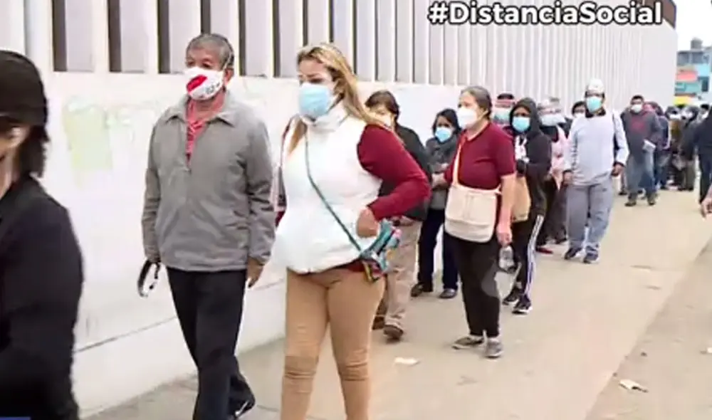Personas van avanzando de a pocos en la fila para ingresar al centro de vacunación. Foto: captura de Canal N