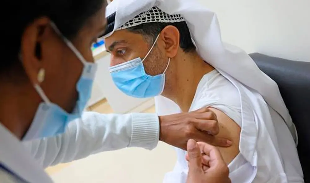 Según Emiratos, se dará prioridad a las personas mayores y con enfermedades crónicas para este tercer pinchazo de Sinopharm. Foto: AFP Según Emiratos, se dará prioridad a las personas mayores y con enfermedades crónicas para este tercer pinchazo de Sinopharm. Foto: AFP