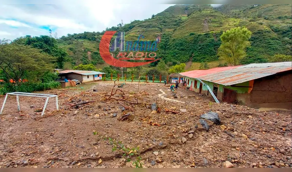 Torrencial lluvia ocasionó la caída de huaico que arrasó colegio en Ajipampa Lajas. Foto: Andina Radio