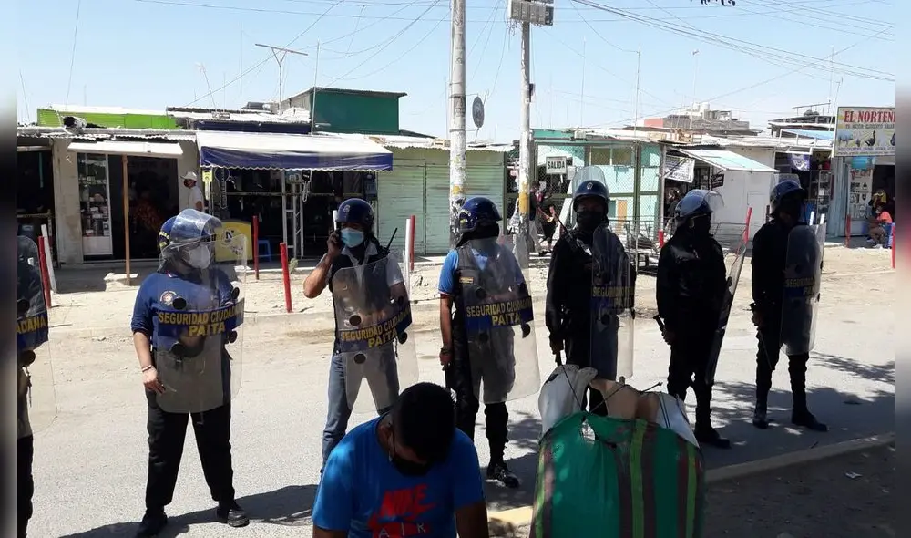 Ambulantes invadían las vías públicas. Foto: La República.