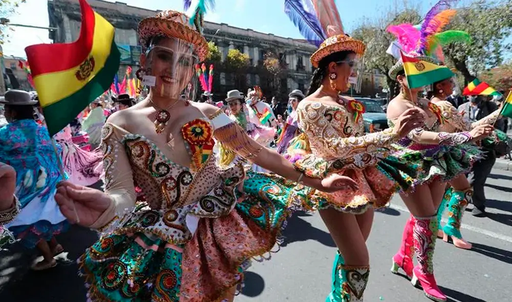 La mayoría de los bailarines llevaban banderas bolivianas, escarapelas prendidas en sus trajes o plumas rojas, amarillas y verdes. Foto: EFE