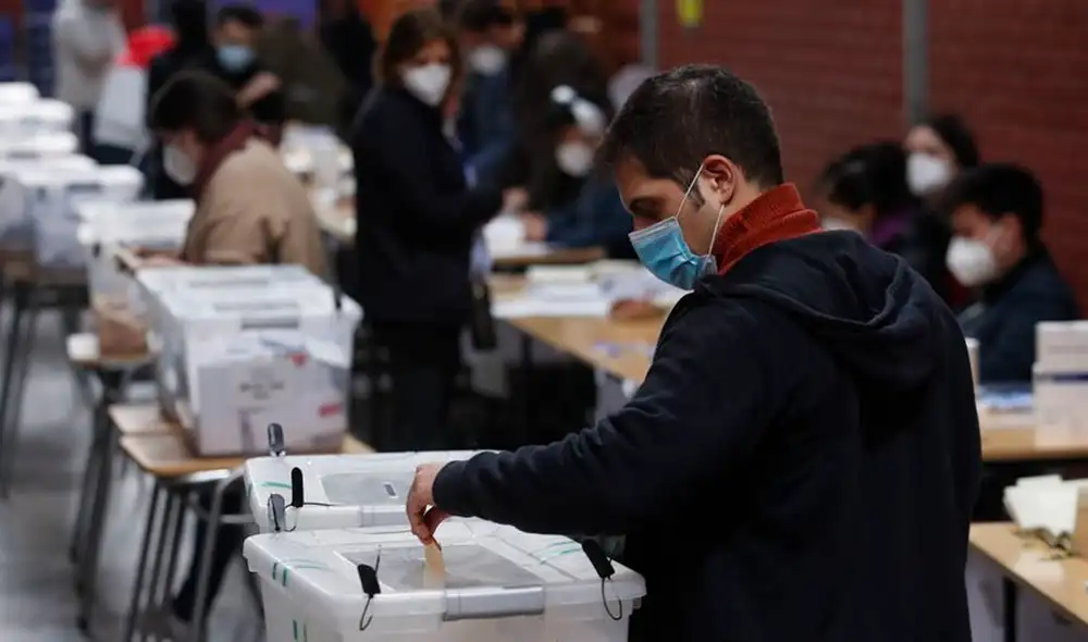 De los 14,9 millones de chilenos convocados este fin de semana, solo ejercieron su derecho un 43,3% (6,5 millones). Foto: EFE De los 14,9 millones de chilenos convocados este fin de semana, solo ejercieron su derecho un 43,3% (6,5 millones). Foto: EFE
