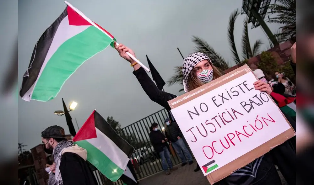 Los manifestantes iniciaron la protesta fuera del Club Palestino con bailes, banderas palestinas y pancartas con leyendas como "No existe justicia con ocupación" y "No más genocidio". Foto: AFP