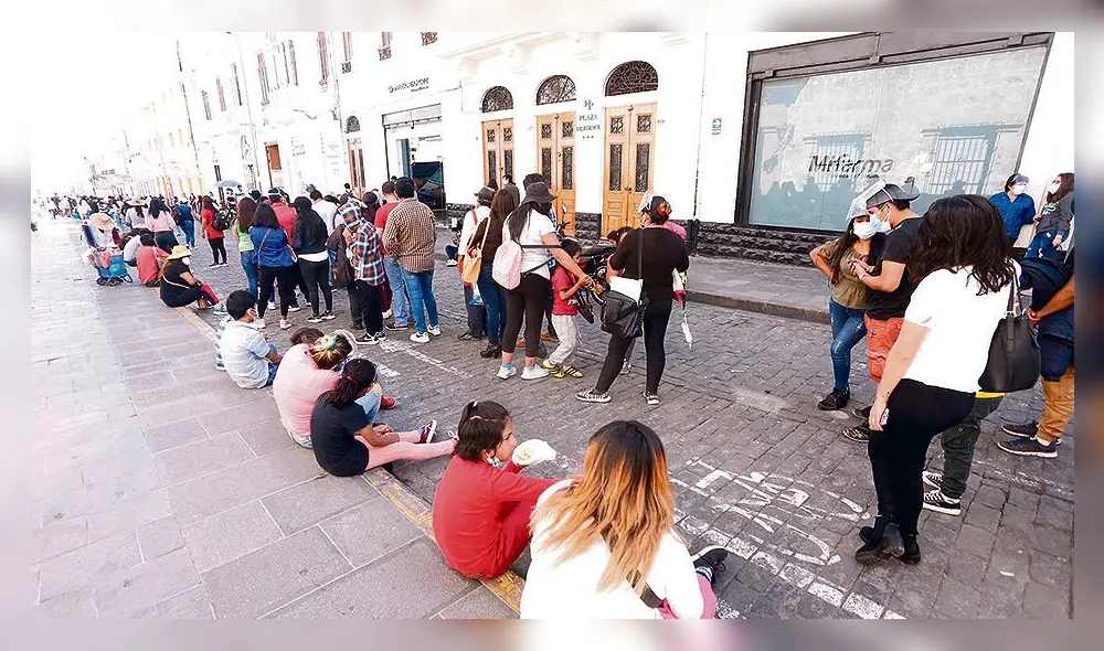 Faltó distancia. Cientos de ciudadanos forman sus colas en la calle Santa Catalina. Ahí no hubo mucho control y los asistentes no necesariamente guardaron la distancia social. Foto: Oswald Charca