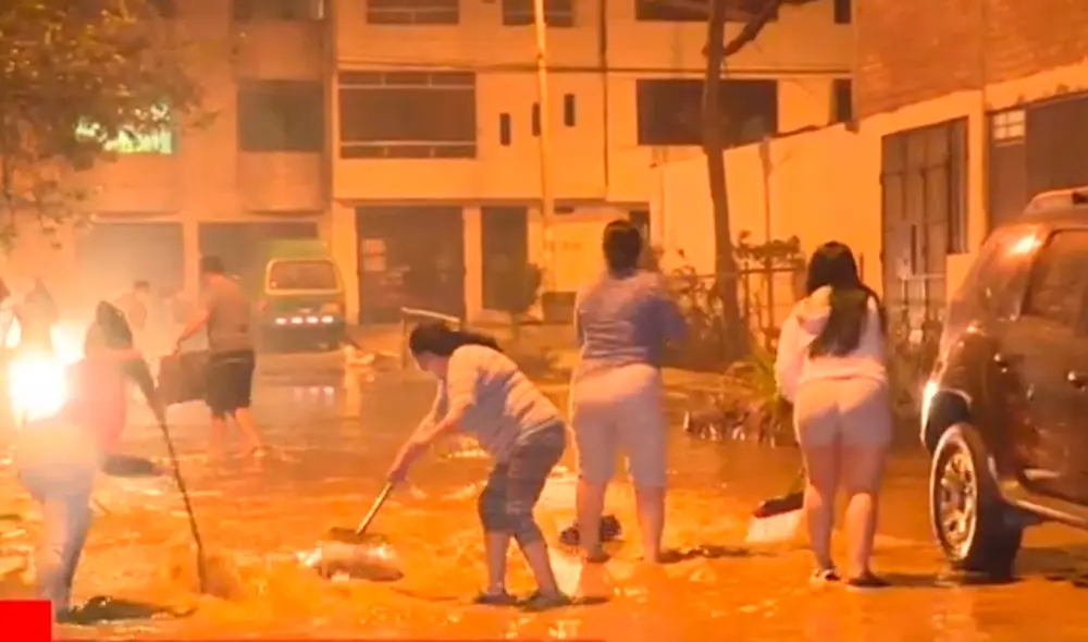 Los mismos residentes de esta zona en Canto Rey tuvieron que salir con sus escobas. Foto: captura de América TV