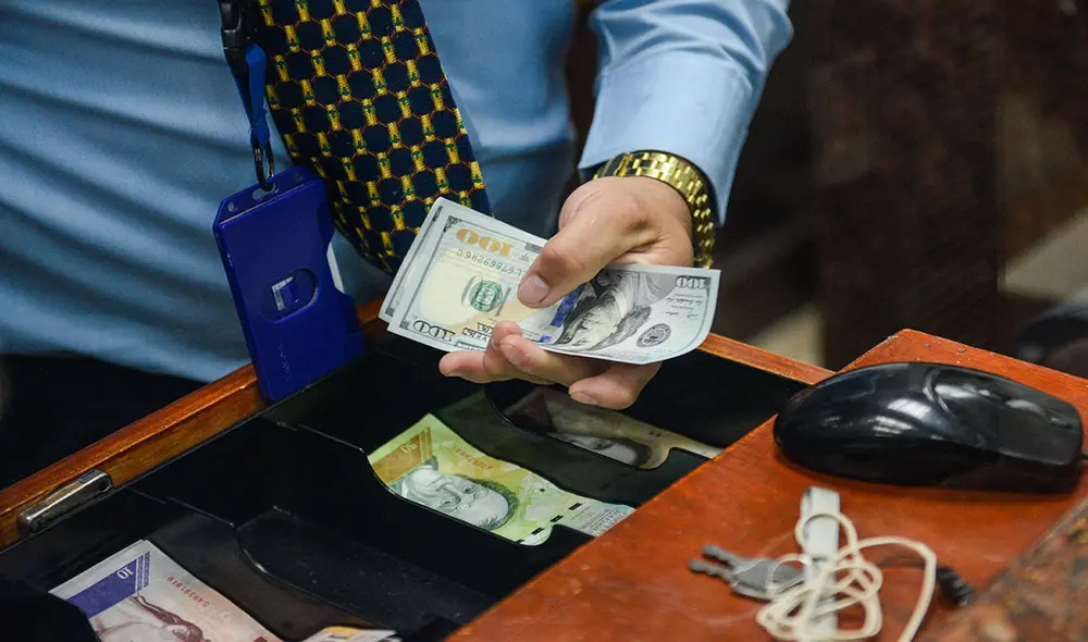 Desde hace años se usan los dólares en Venezuela, a pesar de los constantes cambios a la denominación de los bolívares. Foto: AFP Desde hace años se usan los dólares en Venezuela, a pesar de los constantes cambios a la denominación de los bolívares. Foto: AFP