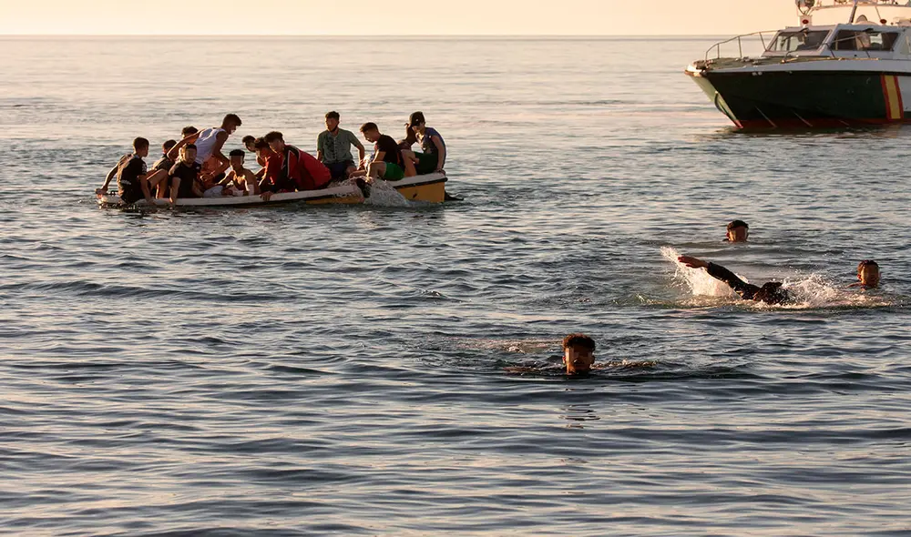 Gran cantidad de migrantes, muchos jóvenes, intentan cruzar a España incluso a bordo de barcas. Foto: EFE