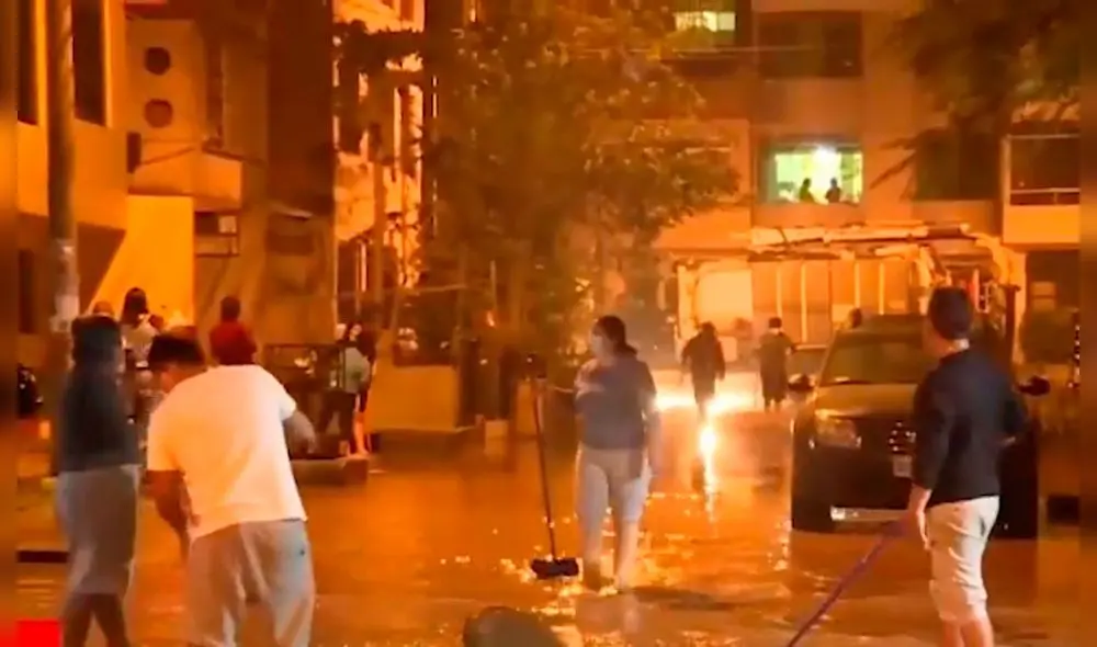 Rotura de tubería afectó a vecinos de la urbanización Canto Rey. Foto: captura de América Noticias