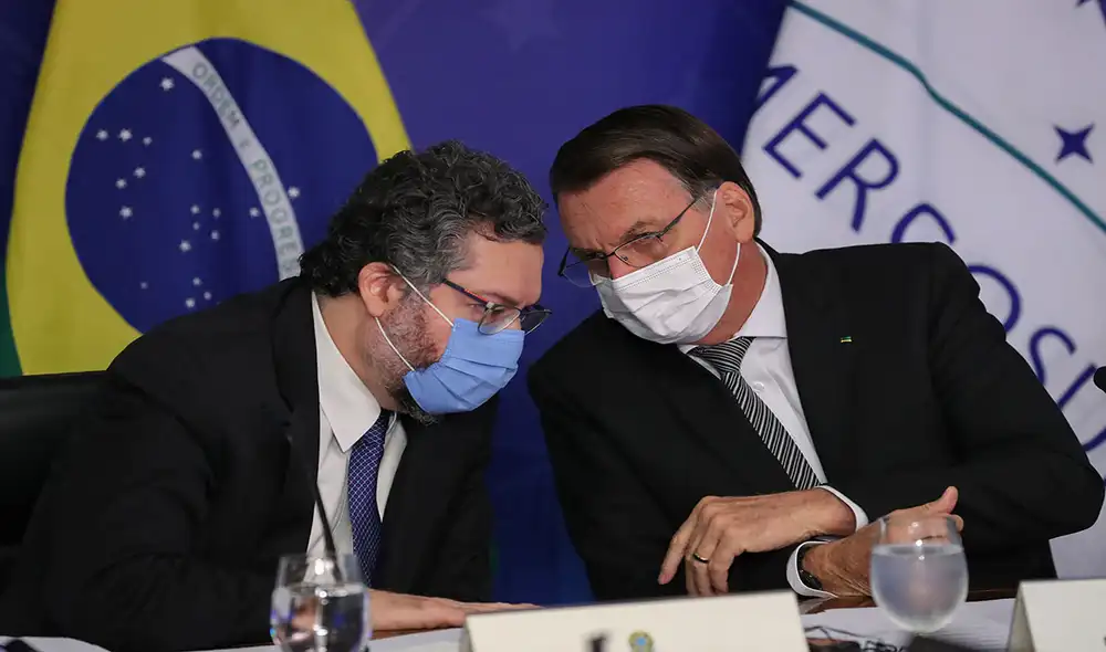 Ernesto Araújo (i) fue el encargado del Ministerio de Relaciones de Exteriores de Brasil hasta que renunció a finales del último marzo. Foto: AFP/referencial Ernesto Araújo (i) fue el encargado del Ministerio de Relaciones de Exteriores de Brasil hasta que renunció a finales del último marzo. Foto: AFP/referencial