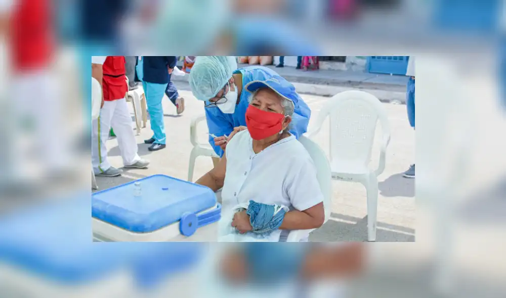 En Lima el exceso de defunciones de adultos mayores de 80 años ha disminuido en un 80% desde iniciada la vacunación en abril. Foto: difusión En Lima el exceso de defunciones de adultos mayores de 80 años ha disminuido en un 80% desde iniciada la vacunación en abril. Foto: difusión