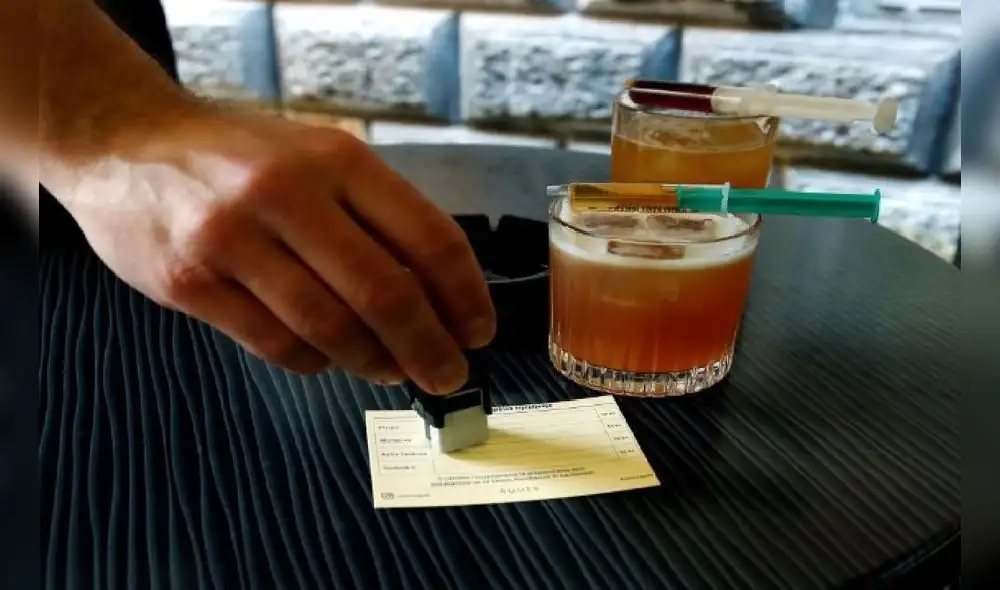 “El alcohol base en cada cóctel es del país en que la vacuna se produce”, explicó Tomislav Perko, dueño del bar en Croacia. Foto: EFE “El alcohol base en cada cóctel es del país en que la vacuna se produce”, explicó Tomislav Perko, dueño del bar en Croacia. Foto: EFE