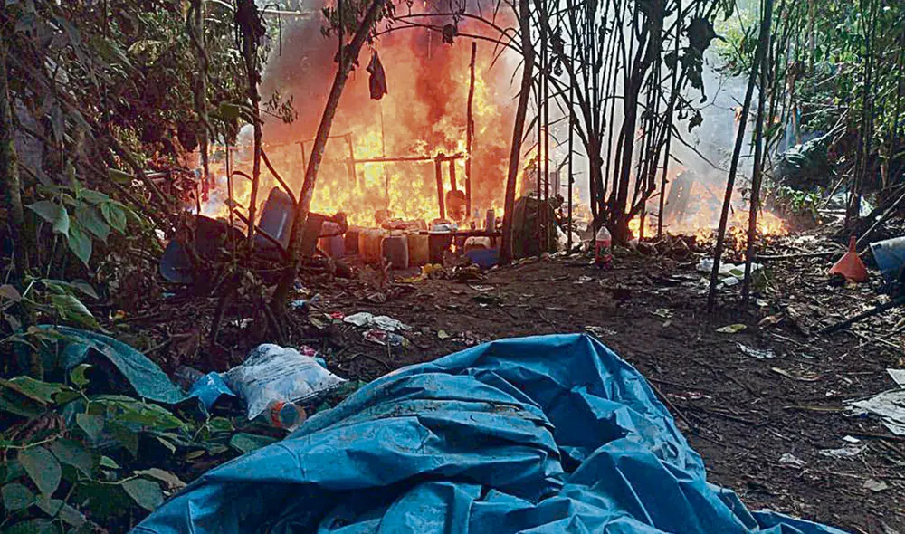 Destrucción. Las fuerzas del orden neutralizaron cinco laboratorios de cocaína en Junín. Foto: difusión Destrucción. Las fuerzas del orden neutralizaron cinco laboratorios de cocaína en Junín. Foto: difusión
