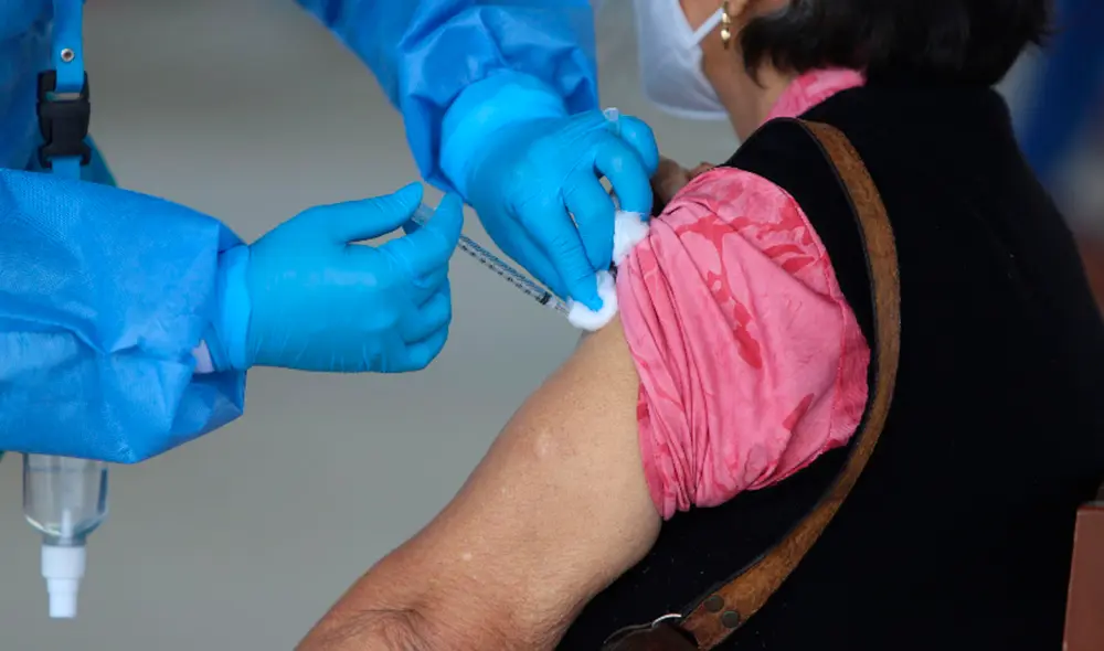 Adultos mayores fueron vacunados en sus respectivos centros de vacunación. Foto: Clinton Medina / La República Adultos mayores fueron vacunados en sus respectivos centros de vacunación. Foto: Clinton Medina / La República