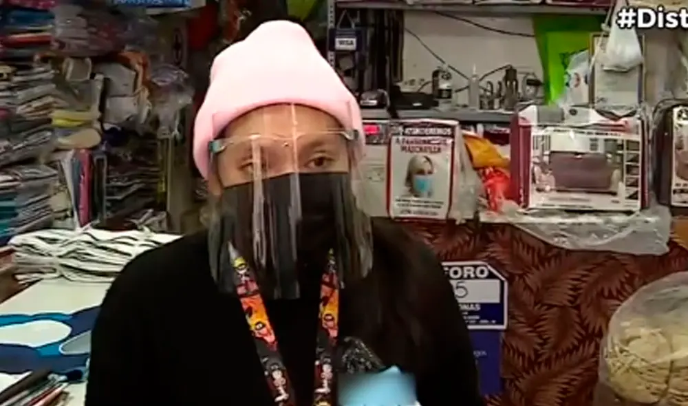 Gran gesto. Mujer espera hallar a la persona que perdió el dinero en medio de la emergencia sanitaria. Foto: captura de Canal N