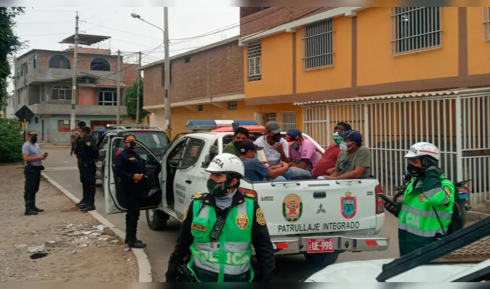 Infractores son trasladados a la comisaría de Talara para su identificación y multa respectiva. Foto: Difusión.