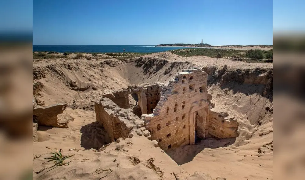 El hallazgo y las características de esta tumba hacen pensar que el Tómbolo de Trafalgar fue una necrópolis. Foto: EFE