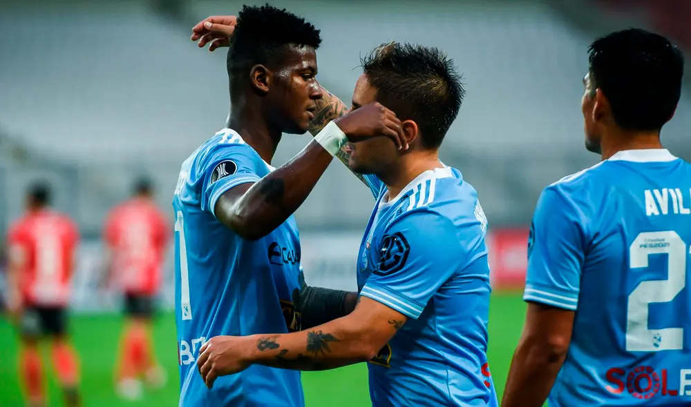 Alejandro Hohberg sacó cara por su compañero Washington Corozo. Foto: Twitter Sporting Cristal Alejandro Hohberg sacó cara por su compañero Washington Corozo. Foto: Twitter Sporting Cristal