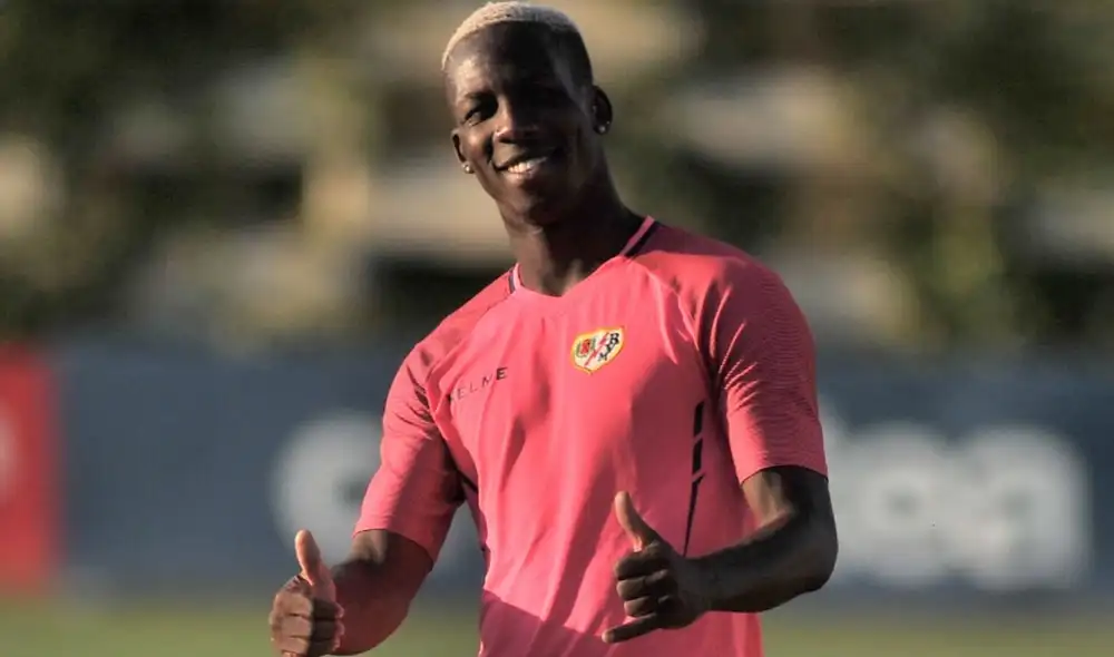 Luis Advíncula fue parte de la campaña 'Ponte la camiseta' de los seleccionados. Foto: Rayo Vallecano. Luis Advíncula fue parte de la campaña 'Ponte la camiseta' de los seleccionados. Foto: Rayo Vallecano.