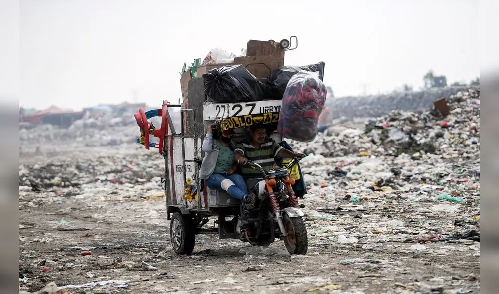 A couple ride a motor tricycle at the "Bordo de Xochiaca" garbage dump in Ciudad Nezahualcoyotl, Mexico State on July 21, 2020, amid the new coronavirus pandemic. (Photo by PEDRO PARDO / AFP) A couple ride a motor tricycle at the "Bordo de Xochiaca" garbage dump in Ciudad Nezahualcoyotl, Mexico State on July 21, 2020, amid the new coronavirus pandemic. (Photo by PEDRO PARDO / AFP)
