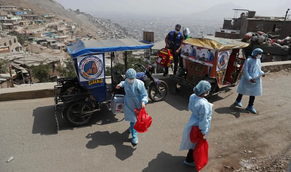 Mototaxis llevan a personal de salud a zonas más inaccesibles de Lima en busca de adultos mayores para vacunarlos. Foto: EFE