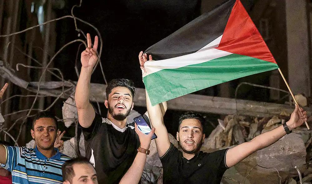 Alegría. Gente ondea bandera de Palestina para celebrar importante acuerdo. Foto: AFP Alegría. Gente ondea bandera de Palestina para celebrar importante acuerdo. Foto: AFP