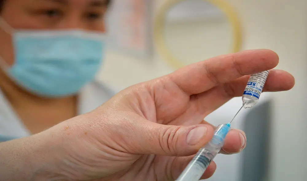 En Kirguistán usan mayormente la vacuna Sputnik V contra la COVID-19. Foto: AFP En Kirguistán usan mayormente la vacuna Sputnik V contra la COVID-19. Foto: AFP