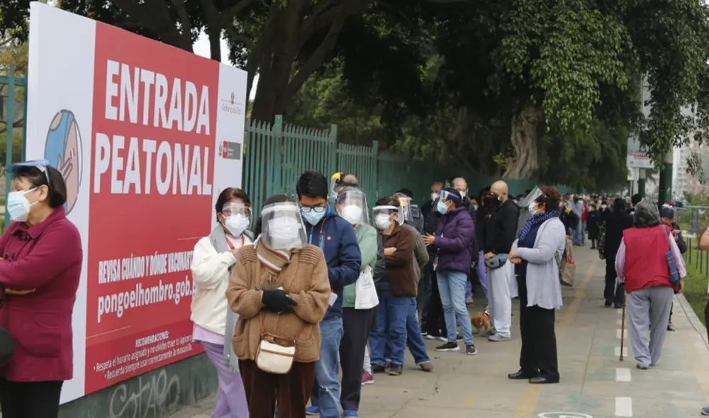 Colas en el vacunatorio del Campo de Marte. Foto: Carlos Félix / La República