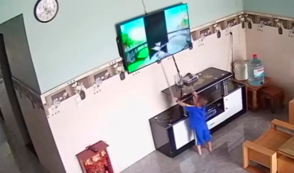 La madre el pequeño quedó sorprendida al ver que utilizó el palo con el que jugaba para golpear la pantalla. Foto: captura de YouTube / Viralhog