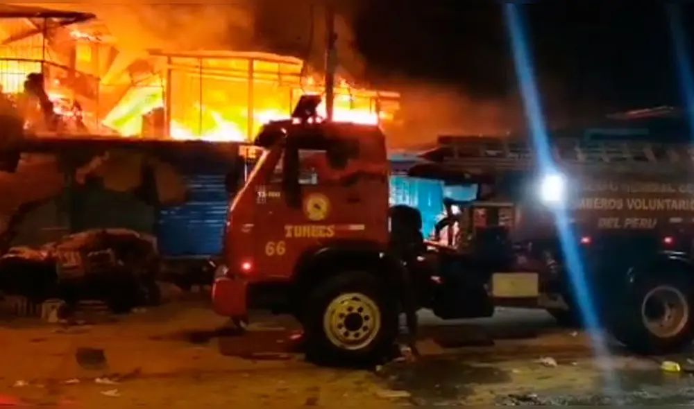 Bomberos intentan apagar el fuego. Foto: Noticias Tumbes