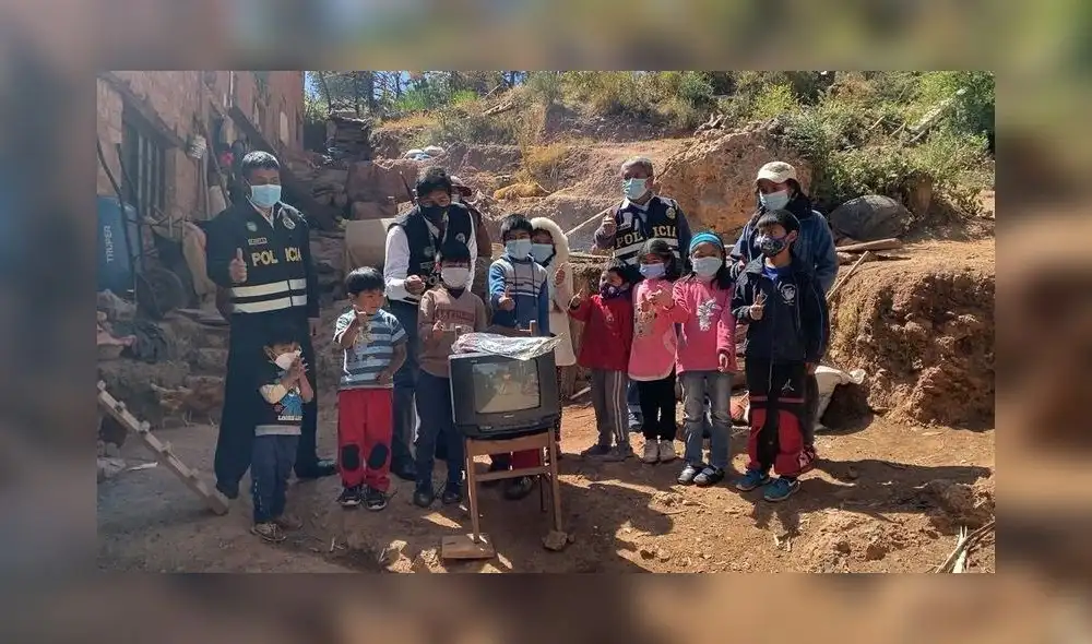 En adelante, menores podrán estudiar con ayuda del televisor entregado  por agentes. Foto: PNP