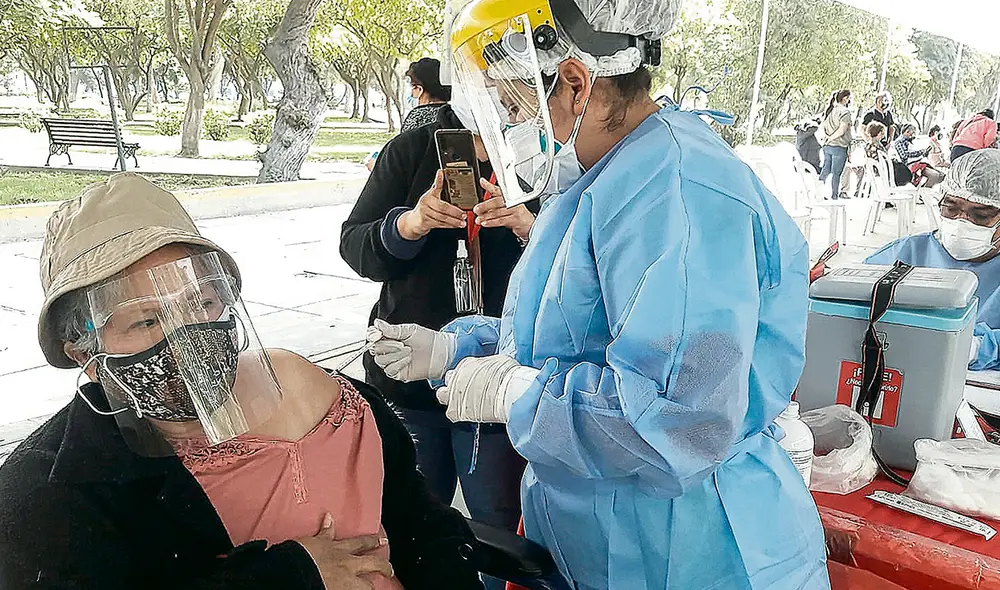 Pone el hombro. Los adultos mayores de 65 años son atendidos en 60 puntos de vacunación en Lima. En 10 días iniciaría atención de grupo de 60 años a más. Foto: Virgilio Grajeda / La República Pone el hombro. Los adultos mayores de 65 años son atendidos en 60 puntos de vacunación en Lima. En 10 días iniciaría atención de grupo de 60 años a más. Foto: Virgilio Grajeda / La República