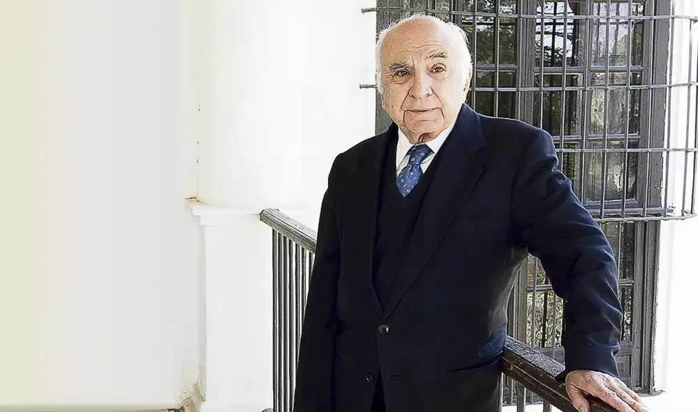 El vate recibió el más alto galardón de las letras hispanas por su poesía ‘intimista y entrañable’. Foto: EFE El vate recibió el más alto galardón de las letras hispanas por su poesía ‘intimista y entrañable’. Foto: EFE