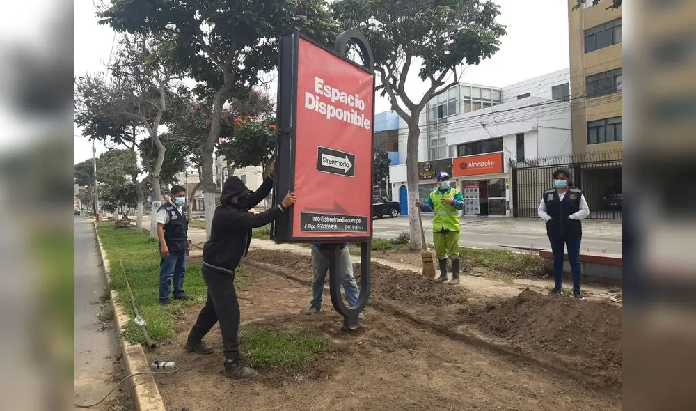 Estructuras publicitarias retiradas no tenían autorización municipal. Foto: MDVL Estructuras publicitarias retiradas no tenían autorización municipal. Foto: MDVL