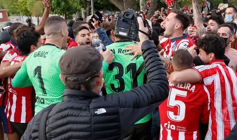 Hinchas de Atlético Madrid llenaron las afueras del José Zorrilla. Foto: EFE